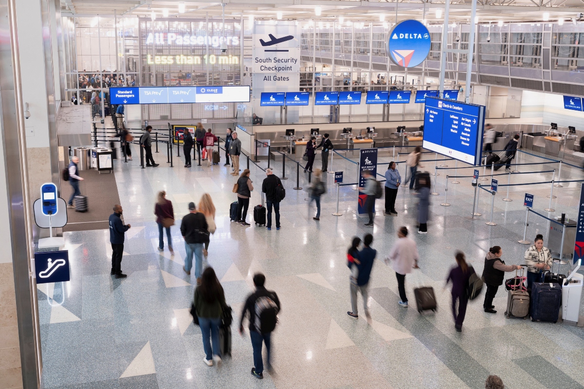 Κόσμος σε αεροδρόμιο