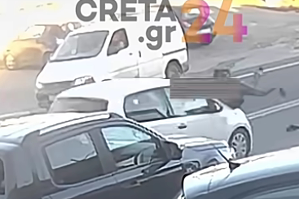 Ηράκλειο: Καρέ καρέ η στιγμή που η πεζή ελέγχει τον δρόμο λίγο πριν παρασυρθεί από το αυτοκίνητο