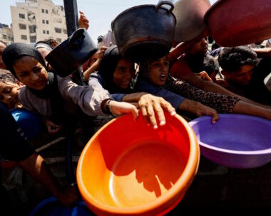 Άνθρωποι στη Γάζα ζητούν λίγο φαγητό σε συσσίτιο