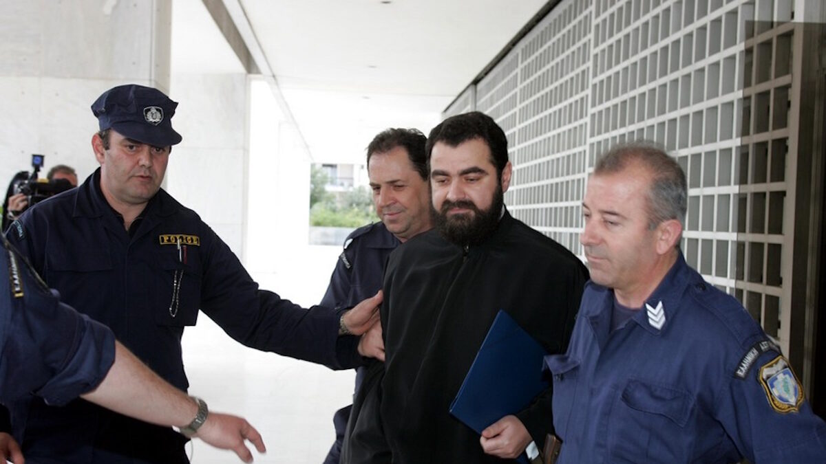 Ο πρώην αρχιμανδρίτης Ιάκωβος Γιοσάκης στον Άρειο Πάγο συνοδεία αστυνομικών