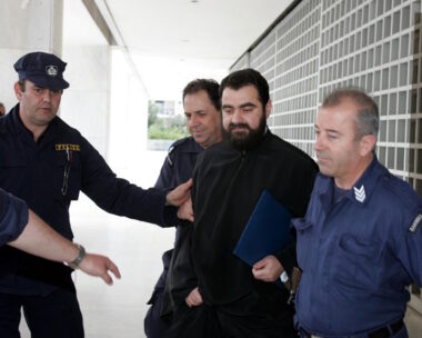 Ο πρώην αρχιμανδρίτης Ιάκωβος Γιοσάκης στον Άρειο Πάγο συνοδεία αστυνομικών