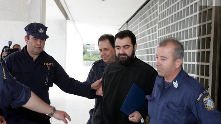 Ο πρώην αρχιμανδρίτης Ιάκωβος Γιοσάκης στον Άρειο Πάγο συνοδεία αστυνομικών