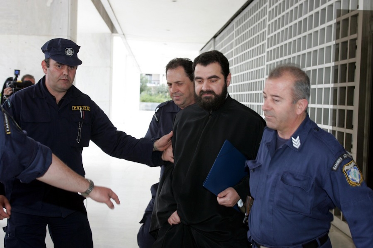 Ο πρώην αρχιμανδρίτης Ιάκωβος Γιοσάκης στον Άρειο Πάγο συνοδεία αστυνομικών