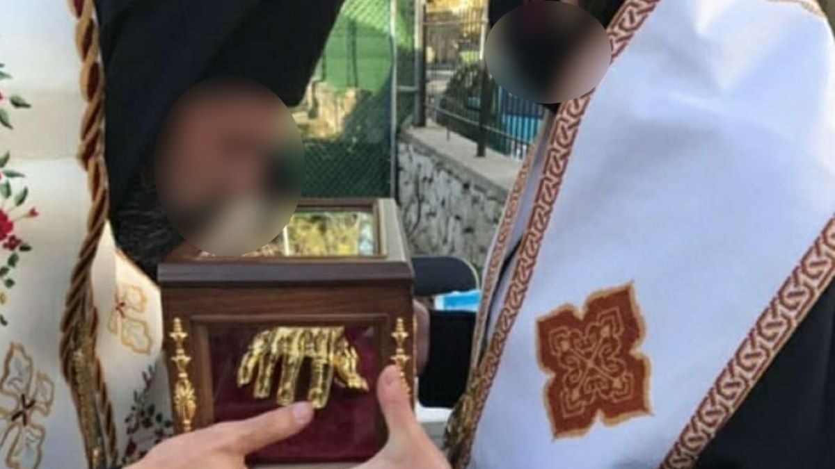 Ο 46χρονος ιερέας κρατώντας τα λείψανα του Αγίου Παρθενίου μαζί με τον 40χρονο επίσκοπο