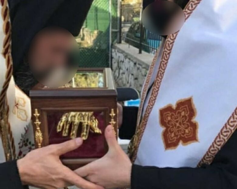 Ο επίσκοπος ντίλερ, τα μάγια και τα θαυματουργά λείψανα στην εκκλησία του youtuber ιερέα