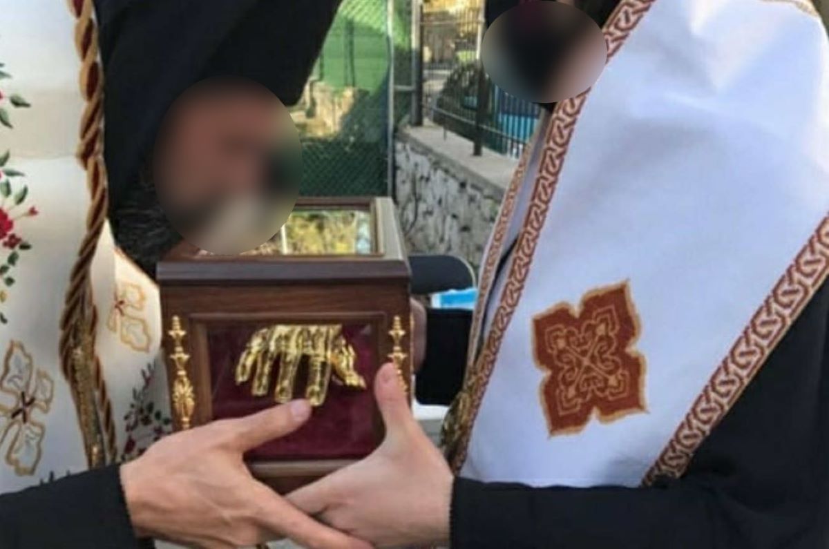 Ο 46χρονος ιερέας κρατώντας τα λείψανα του Αγίου Παρθενίου μαζί με τον 40χρονο επίσκοπο