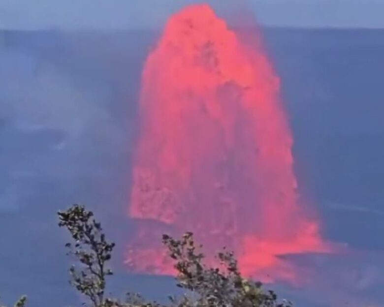 Χαβάη: Η εντυπωσιακή έκρηξη του ηφαιστείου Κιλαουέα – Η λάβα εκτοξεύτηκε πάνω από 120 μέτρα