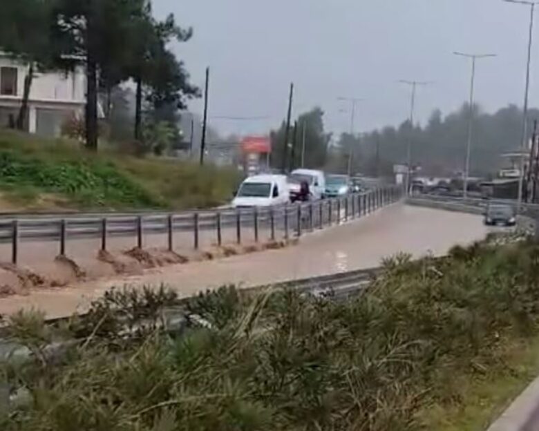 Κακοκαιρία: Έκλεισαν δρόμοι στην Ηγουμενίτσα και εγκλωβίστηκαν οδηγοί – Πλημμύρισαν δρόμοι στην Κέρκυρα