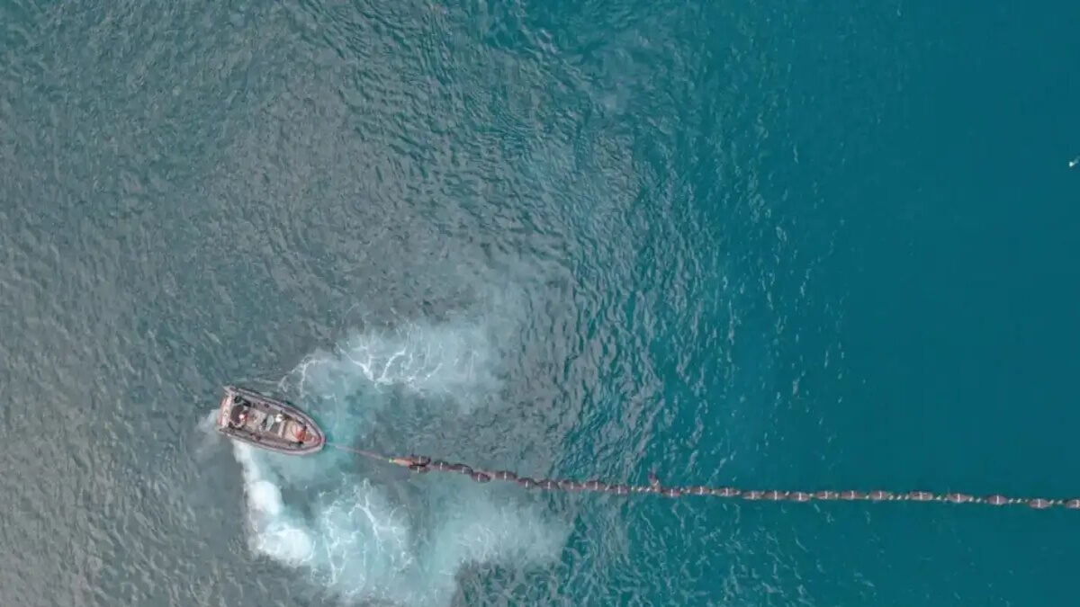 Πλοίο και καλώδια στη θάλασσα