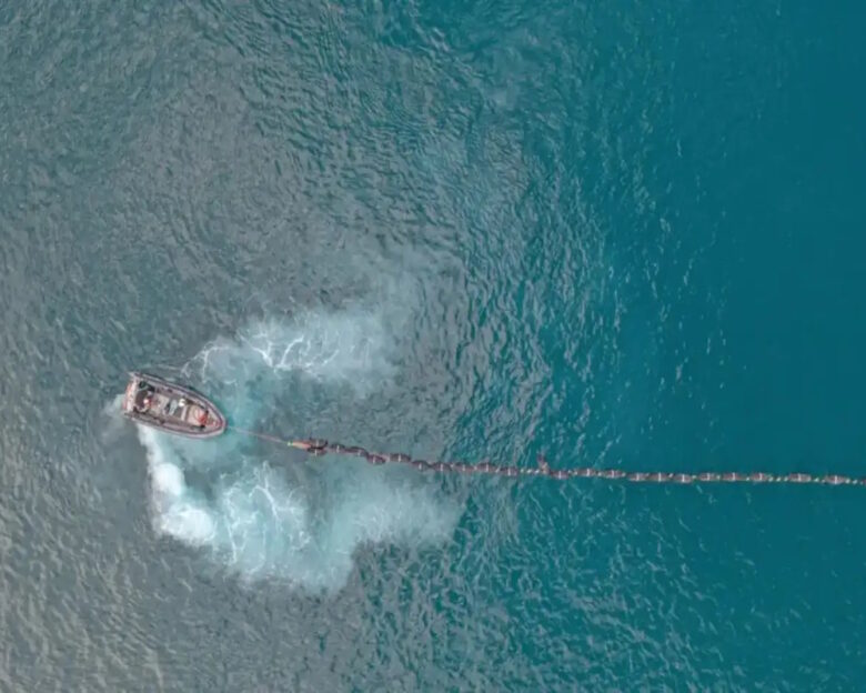 Πλοίο και καλώδια στη θάλασσα