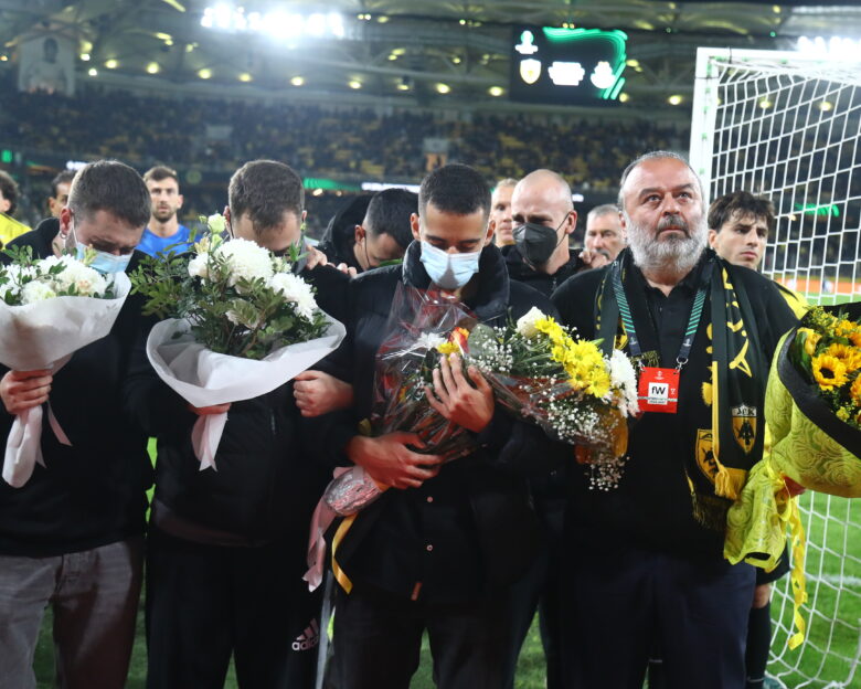 ΑΕΚ: Μάριος Ηλιόπουλος και ποδοσφαιριστές τίμησαν τη μνήμη του 20χρονου οπαδού της ομάδας