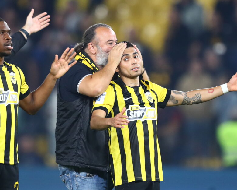 ΑΕΚ: Το φιλί του Μάριου Ηλιόπουλου στον Πινέδα