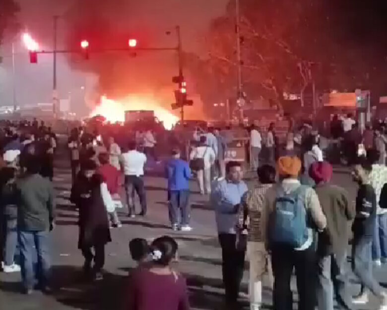 Ινδία: Τεράστια έκρηξη κοντά στο Κόκκινο Φρούριο στο Νέο Δελχί – Τουλάχιστον 8 νεκροί και 11 τραυματίες