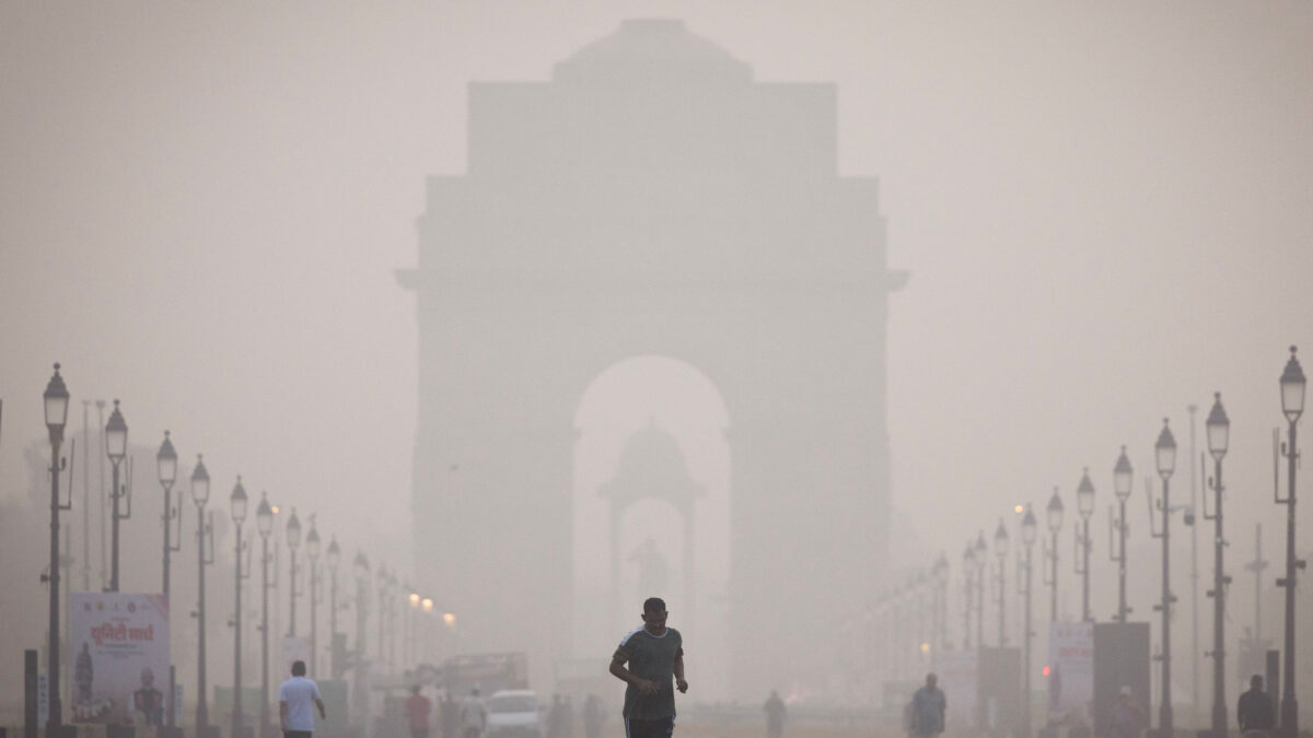 Άνδρας τρέχει στο Νέο Δελχί