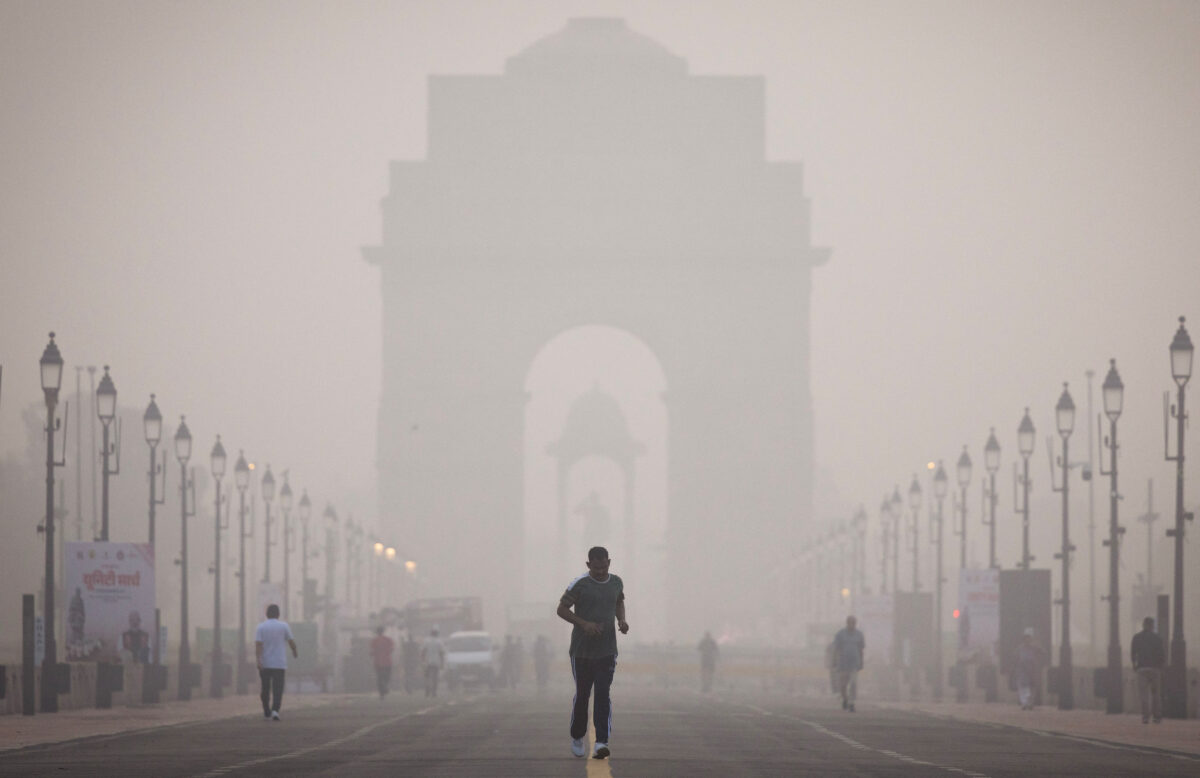 Άνδρας τρέχει στο Νέο Δελχί