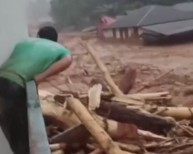 Ινδονησία: Φονικές πλημμύρες και κατολισθήσεις «σαρώνουν» τη χώρα – Νεκρή μητέρα και το παιδί της