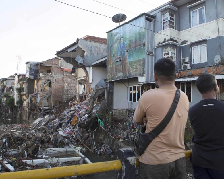 Ινδονησία: Τουλάχιστον 15 αγνοούμενοι από τις πλημμύρες που κατακλύζουν την χώρα – Τα περισσότερα είναι παιδιά