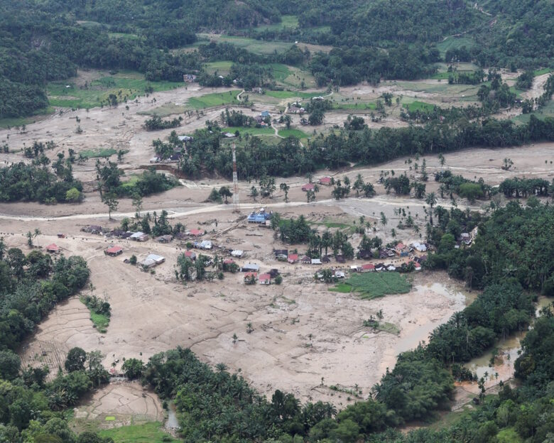 Ινδονησία: Στους 442 οι νεκροί από τις καταστροφικές πλημμύρες – 646 έχουν τραυματιστεί και 402 αγνοούνται