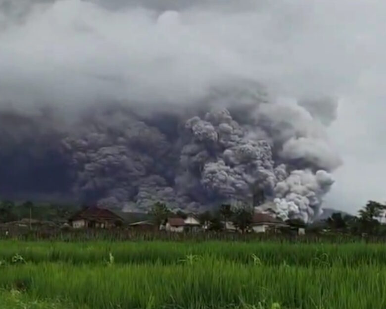 Ινδονησία: Εξερράγη το ηφαίστειο Σεμερού – Γιγαντιαίο σύννεφο στάχτης εκτοξεύτηκε στην ατμόσφαιρα
