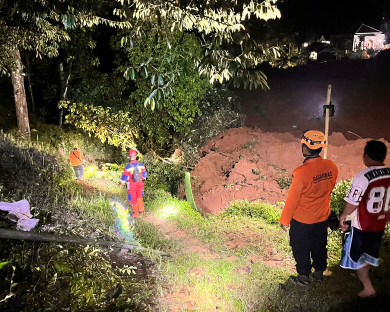 Ινδονησία: Δύο νεκροί και 21 αγνοούμενοι από κατολίσθηση που προκάλεσαν ισχυρές βροχοπτώσεις