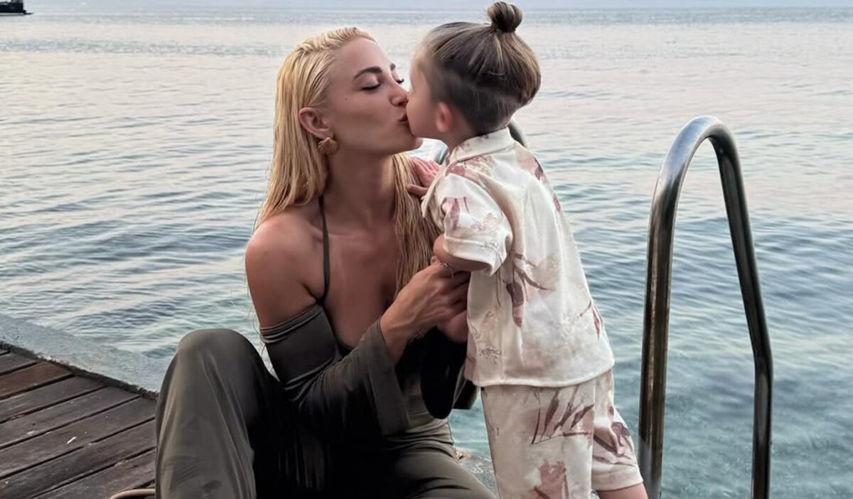 Η Ιωάννα Τούνη και ο γιος της, Πάρης