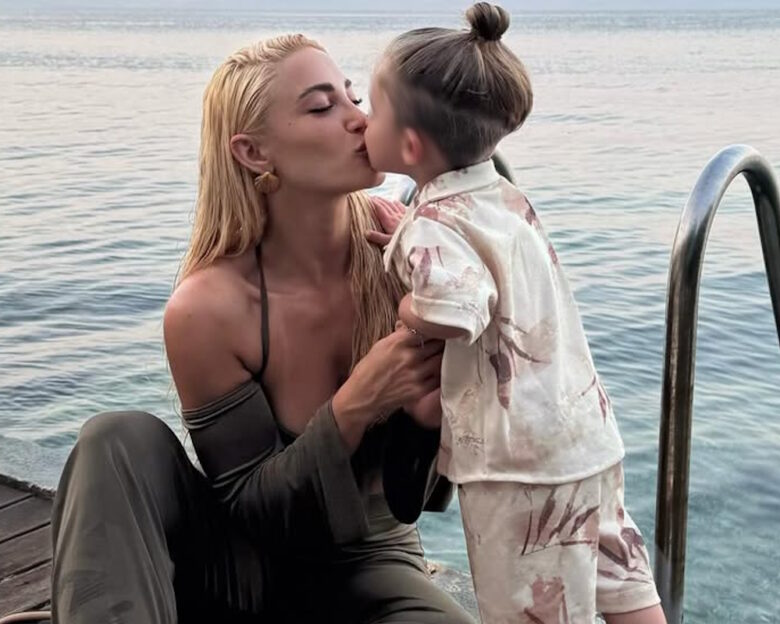 Ιωάννα Τούνη: Οι τρυφερές στιγμές με τον γιο της – Έπαιξε ποδόσφαιρο, έκανε τραμπάλα και χόρεψε στους ρυθμούς της φλογέρας του