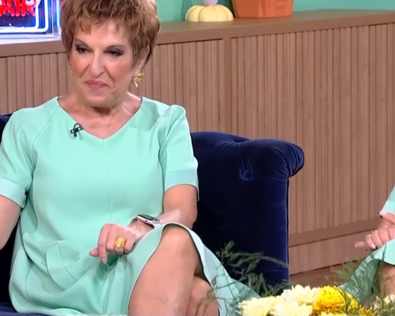 Η Ιωάννα Μάνδρου έδωσε συνέντευξη με τη δίδυμη αδελφή της: «Ήρθαμε πιο κοντά με τον θάνατο της μητέρας μας»