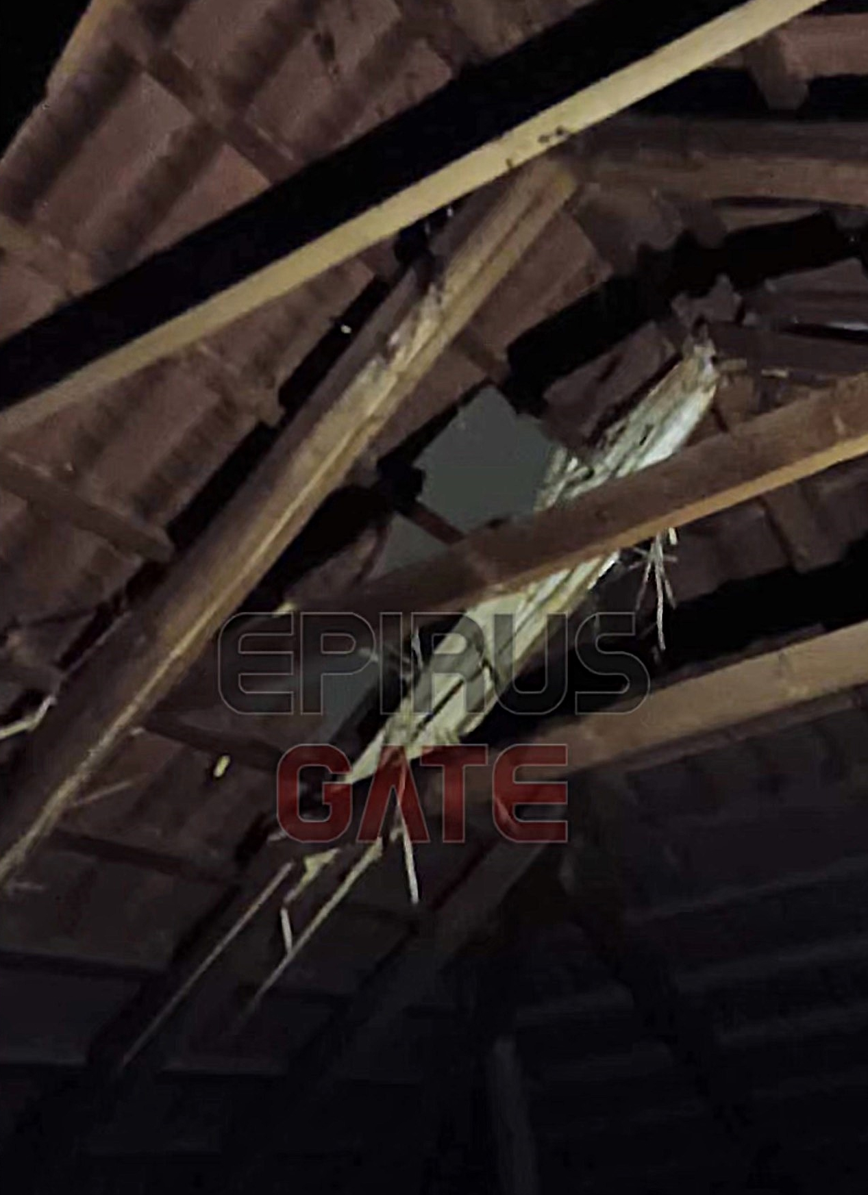 Η τρύπα που άνοιξε κεραυνός σε στέγη πολυκατοικίας στην Ήπειρο