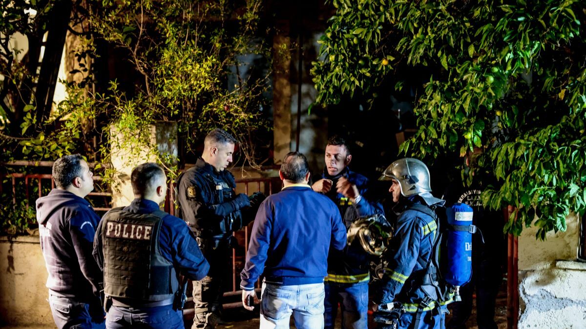 Αστυνομικοί και πυροσβέστες έξω από το σπίτι με τους δύο νεκρούς στο Ηράκλειο
