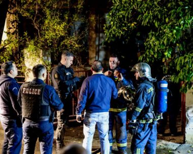 Αστυνομικοί και πυροσβέστες έξω από το σπίτι με τους δύο νεκρούς στο Ηράκλειο