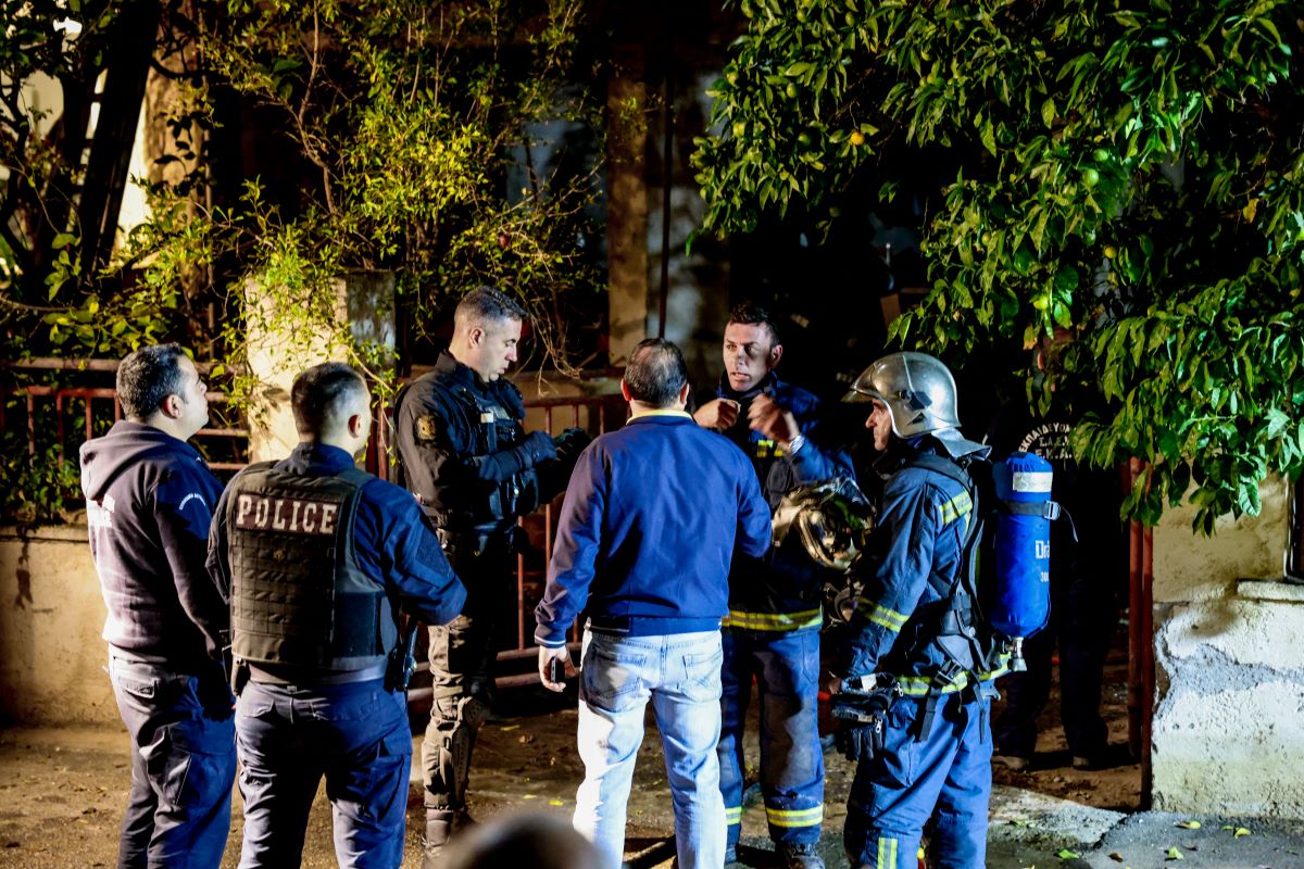 Αστυνομικοί και πυροσβέστες έξω από το σπίτι με τους δύο νεκρούς στο Ηράκλειο