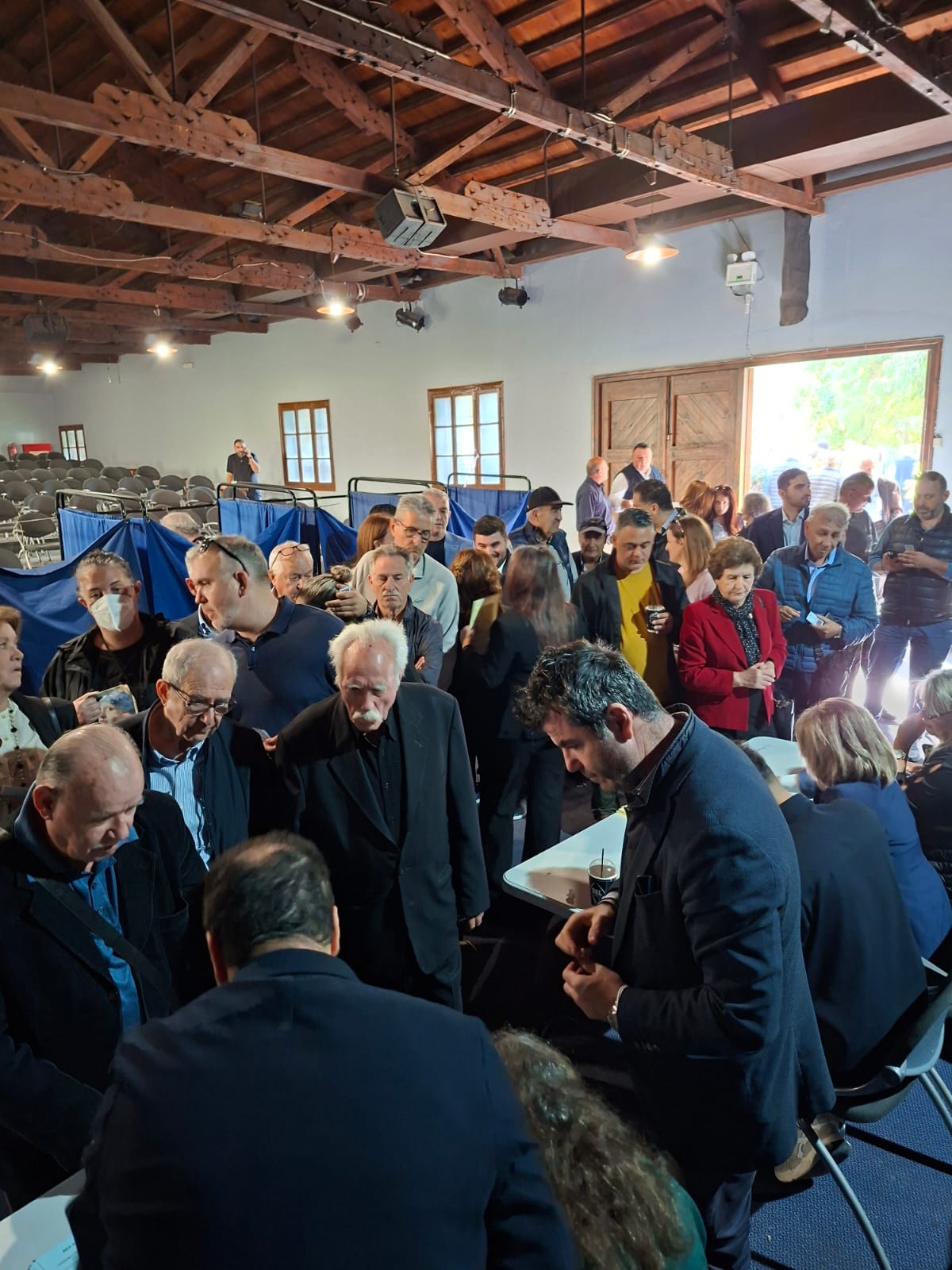 Εκλογείς της ΝΔ μπροστά από ένα εκλογικό κέντρο στο Ηράκλειο Κρήτης