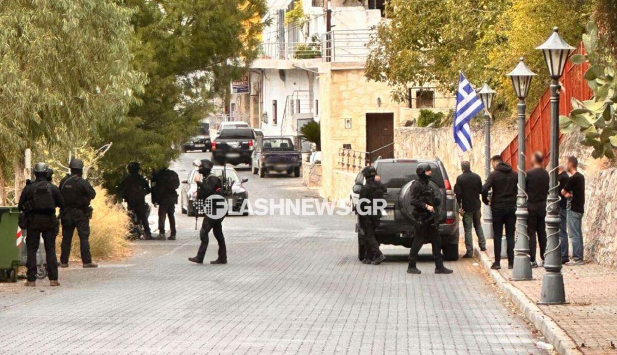 Αστυνομικοί στο χωριό Βορίζια Ηρακλείου μετά το μακελειό