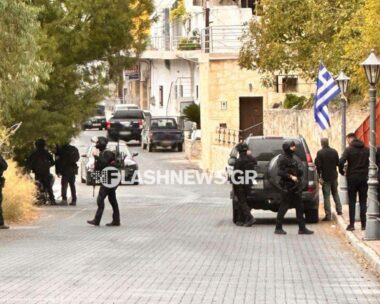 Αστυνομικοί στο χωριό Βορίζια Ηρακλείου μετά το μακελειό