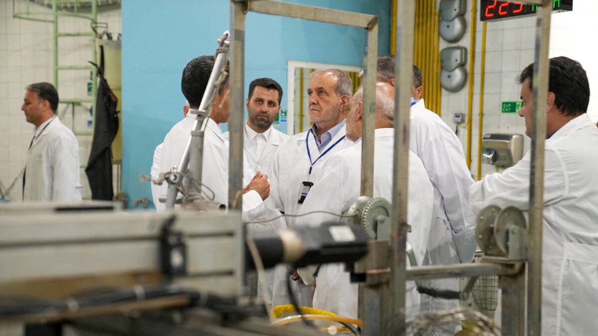 Ο Ιρανός πρόεδρος Μασούντ Πεζεσκιάν επιθεωρεί πυρηνικές εγκαταστάσεις