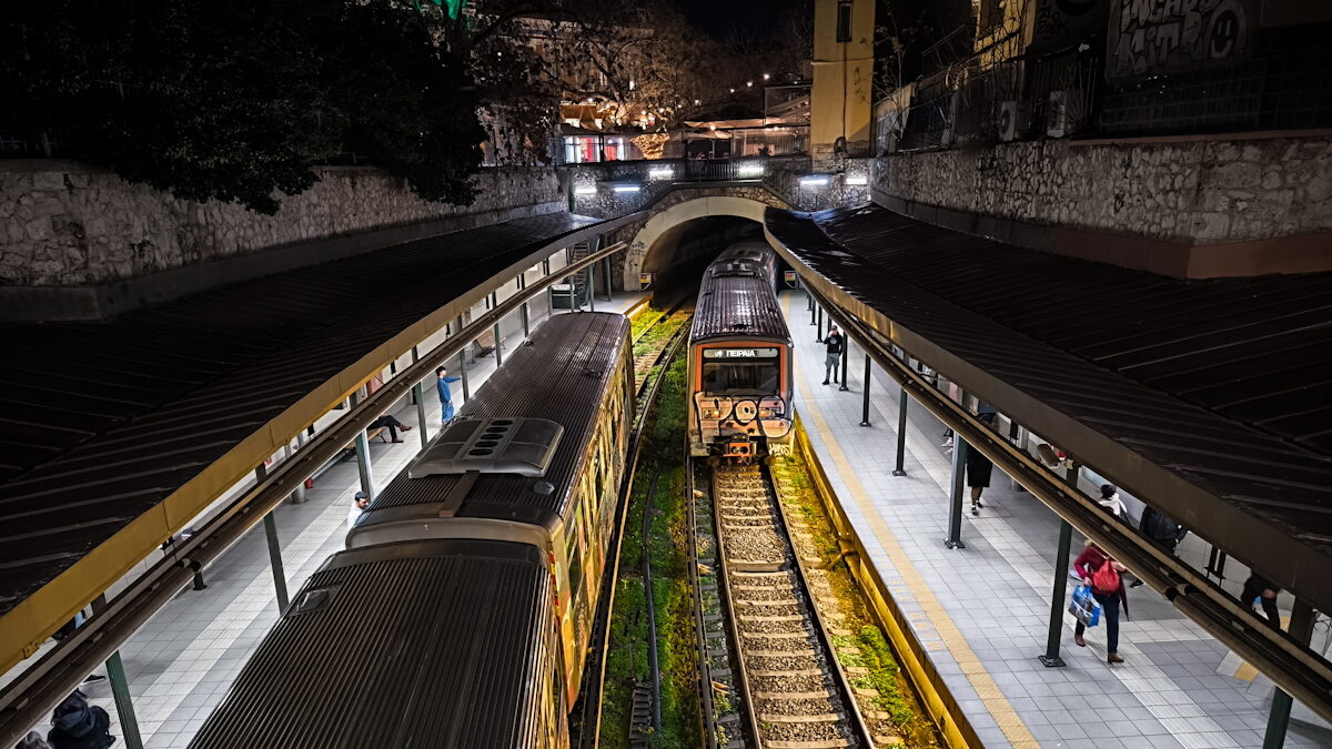 Στιγμιότυπο από τον σταθμό του ΗΣΑΠ στο Μοναστηράκι