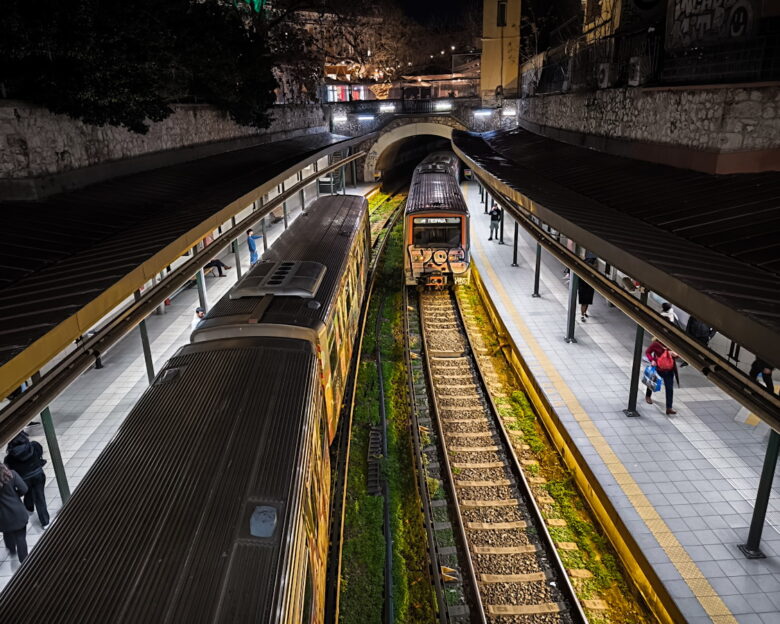 Μετρό: Εκκενώθηκε ο συρμός στον σταθμό «Μοναστηράκι» λόγω καπνών