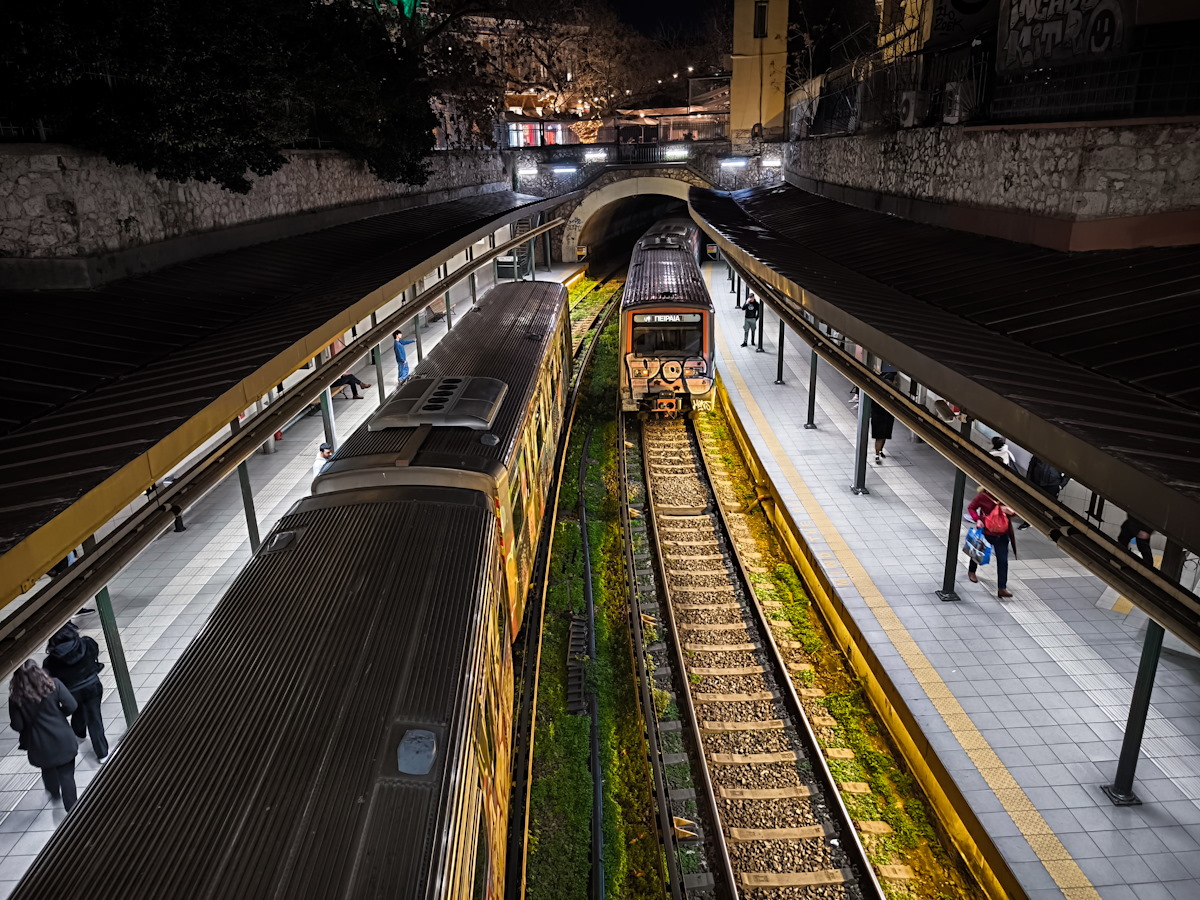 Στιγμιότυπο από τον σταθμό του ΗΣΑΠ στο Μοναστηράκι