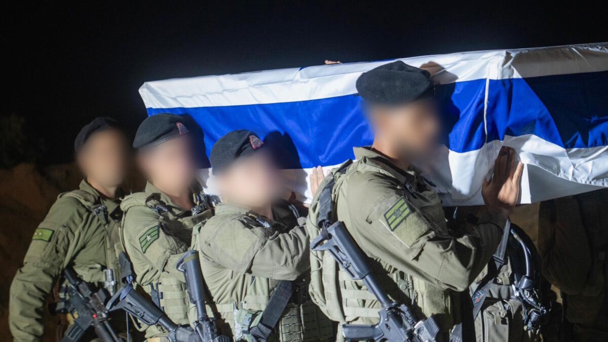 Ισραηλινοί στρατιώτες μεταφέρουν τη σορό του Τζόσουα Μολέλ