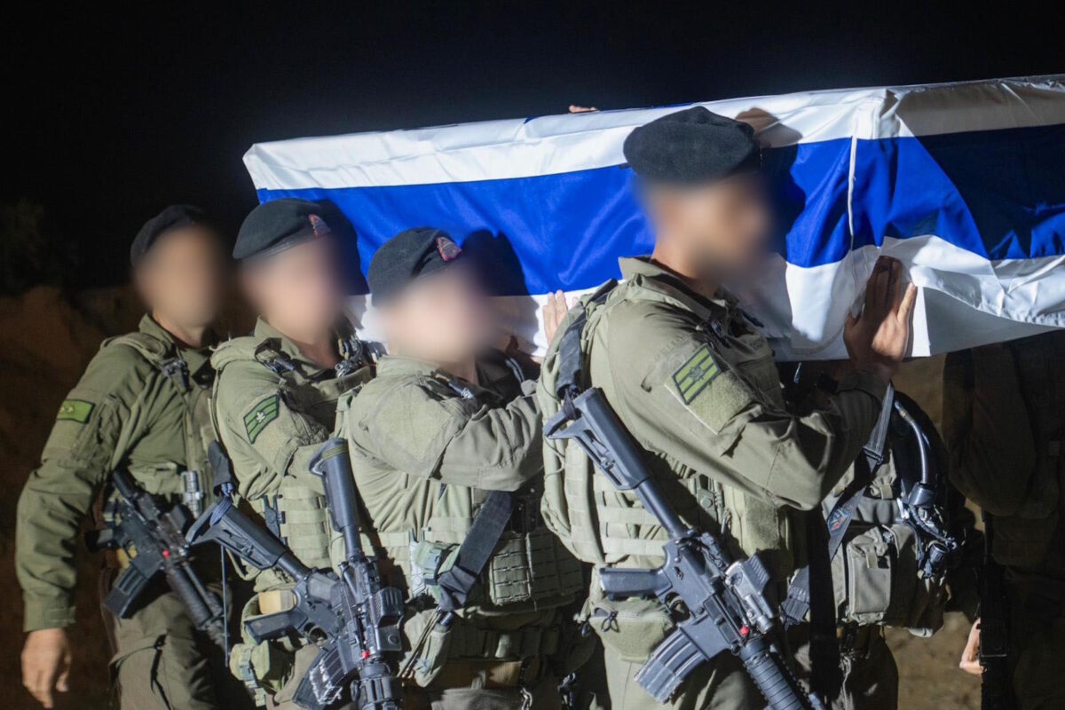 Ισραηλινοί στρατιώτες μεταφέρουν τη σορό του Τζόσουα Μολέλ