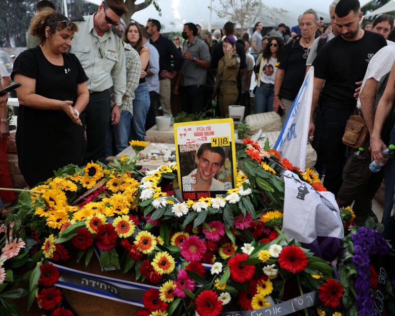 Ισραήλ: «Δεν αφήνουμε κανέναν πίσω» – Βαρύ πένθος και συγκίνηση στην κηδεία του Χαντάρ Γκόλντιν που σκοτώθηκε στη Γάζα το 2014