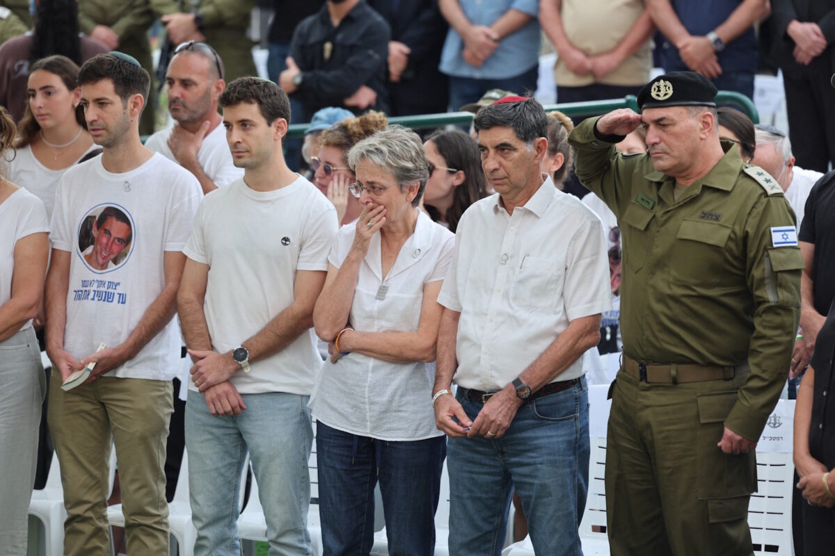 Οι γονείς του Χαντάρ Γκόλντιν με τον επικεφαλής των IDF να χαιρετάει στρατιωτικά τα λείψανα του Ισραηλινού αξιωματικού