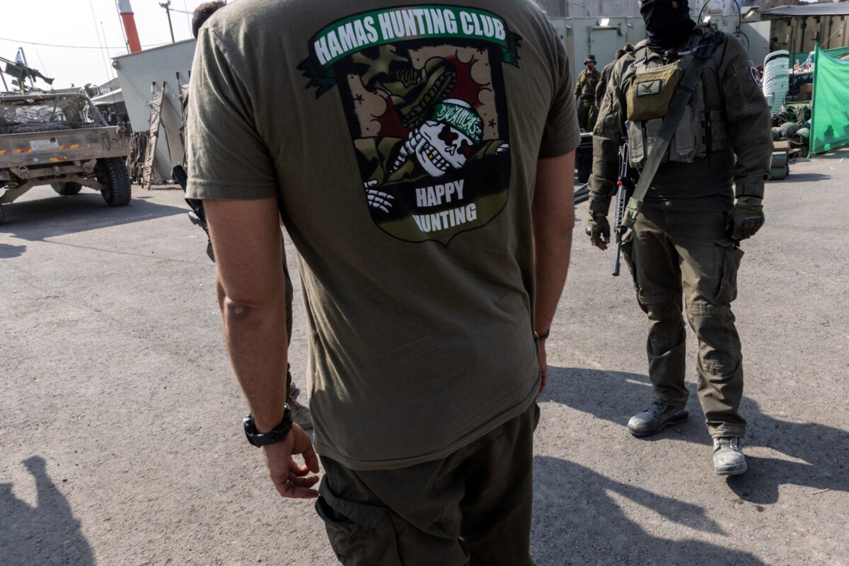 Ισραηλινός στρατιώτης με μπλούζα που λέει «Κυνηγός μαχητών της Χαμάς»