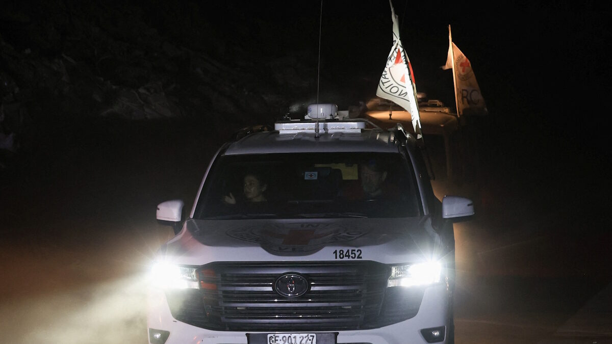 Όχημα του Ερυθρού Σταυρού μεταφέρει την 21η σορό Ισραηλινού ομήρου της Χαμάς