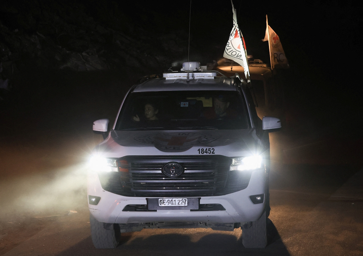 Όχημα του Ερυθρού Σταυρού μεταφέρει την 21η σορό Ισραηλινού ομήρου της Χαμάς