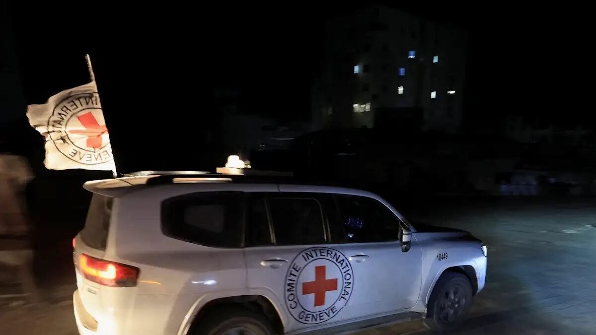 Όχημα του Ερυθρού Σταυρού μεταφέρει τη 16η σορό ομήρου της Χαμάς στη Γάζα