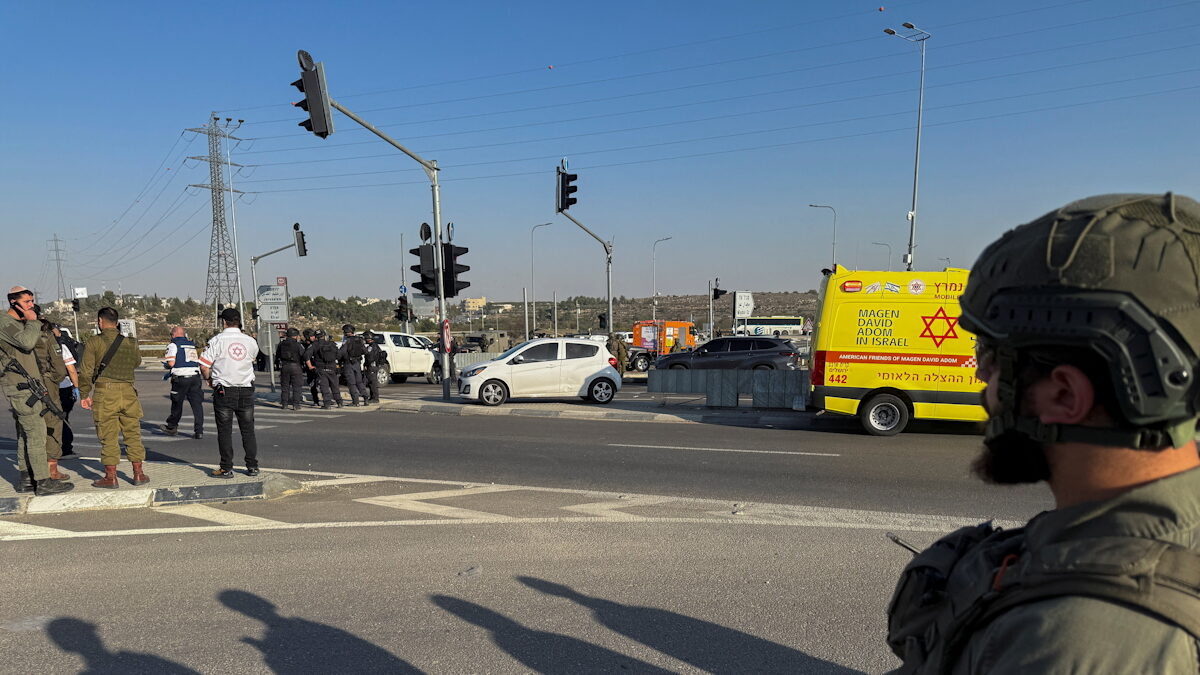 Ισραηλινές δυνάμεις και ομάδες έκτακτης ανάγκης εργάζονται στον τόπο του συμβάντος, το οποίο σύμφωνα με τις ισραηλινές υπηρεσίες ασθενοφόρων ήταν μια θανατηφόρα επίθεση με μαχαίρι στη διασταύρωση Gush Etzion στην κατεχόμενη από το Ισραήλ Δυτική Όχθη