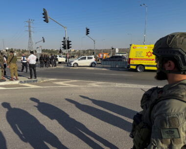 Ισραηλινές δυνάμεις και ομάδες έκτακτης ανάγκης εργάζονται στον τόπο του συμβάντος, το οποίο σύμφωνα με τις ισραηλινές υπηρεσίες ασθενοφόρων ήταν μια θανατηφόρα επίθεση με μαχαίρι στη διασταύρωση Gush Etzion στην κατεχόμενη από το Ισραήλ Δυτική Όχθη