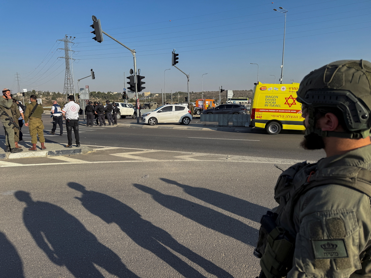Ισραηλινές δυνάμεις και ομάδες έκτακτης ανάγκης εργάζονται στον τόπο του συμβάντος, το οποίο σύμφωνα με τις ισραηλινές υπηρεσίες ασθενοφόρων ήταν μια θανατηφόρα επίθεση με μαχαίρι στη διασταύρωση Gush Etzion στην κατεχόμενη από το Ισραήλ Δυτική Όχθη