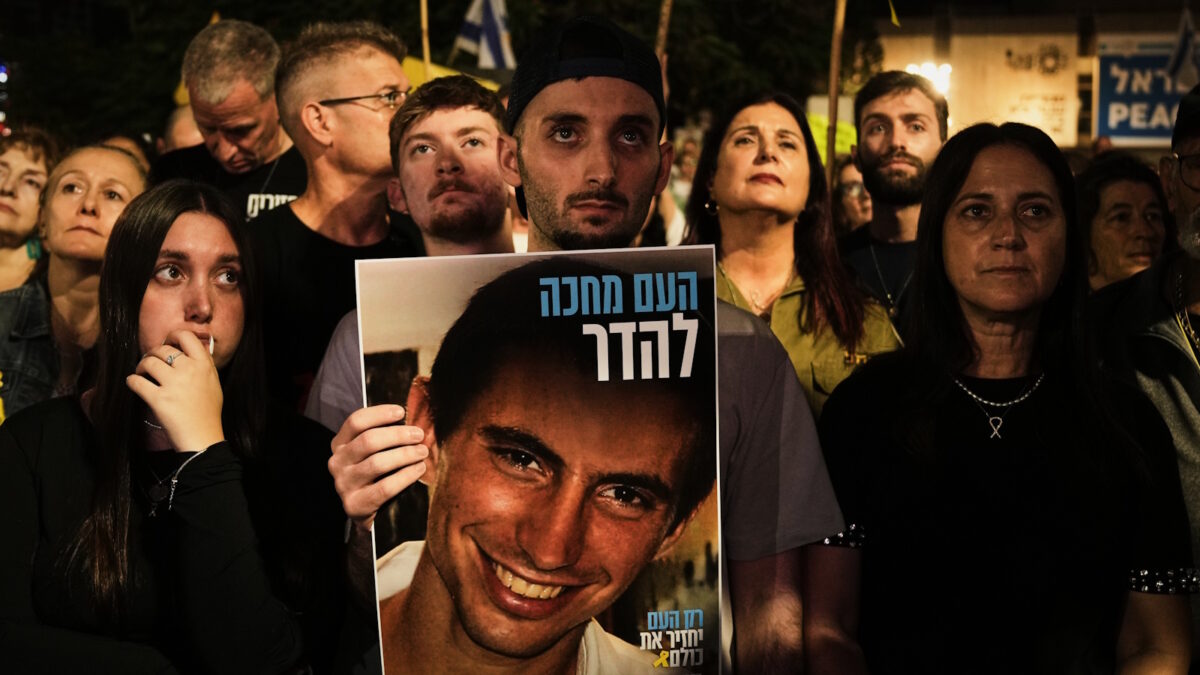 Ο απελευθερωμένος όμηρος της Χαμάς Ματάν Ανγκρέστ κρατά φωτογραφία του νεκρού στρατιώτη Χαντάρ Γκολντίν